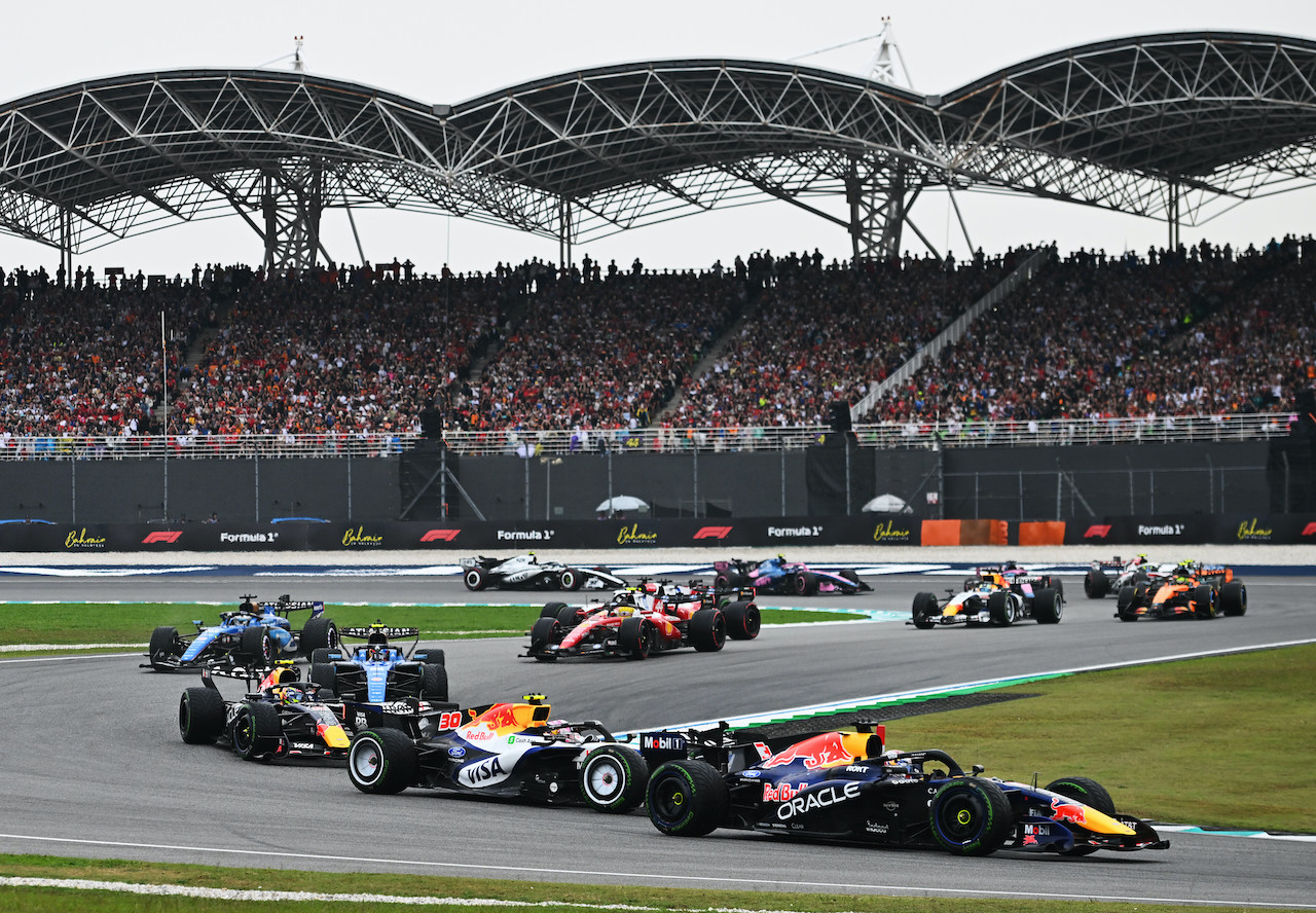圖3_車迷齊聚雪邦國際賽道，見證Oracle Red Bull Racing車手Max Verstappen在巴林大獎賽奪下2026 F1賽季首勝。（Red Bull提供）